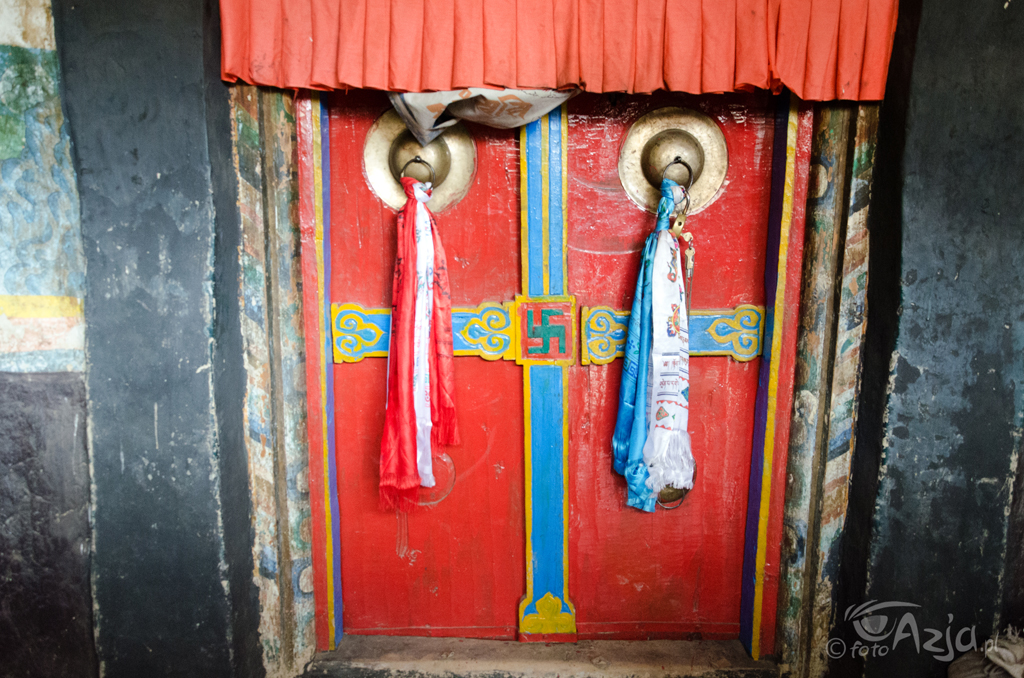 Dzień 9: Główne wejście prowadzące do Kryształowego Klasztoru (Shey Gompa), jednego z najważniejszych, lamaistycznych klasztorów Nepalu